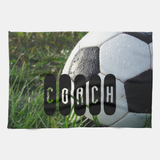Zwart-wit Voetbal in groene gras Theedoek