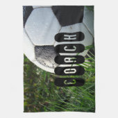 Zwart-wit Voetbal in groene gras Theedoek (Verticaal)