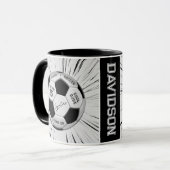 Zwart-Wit Voetbal Met Aangepaste Leeftijd Naam Ver Mok (Voorkant links)