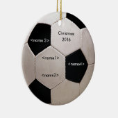 Zwart-wit Voetbal met namen Keramisch Ornament (Rechts)