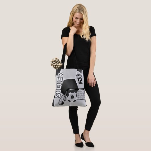 Zwart-wit Voetbal Tote Bag (Op model)