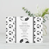 Zwart wit voetballen patroon verjaardagsfeestje kaart (Staand voorkant)