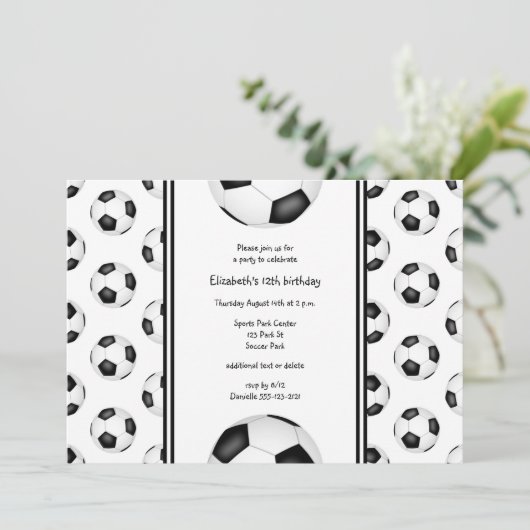 Zwart wit voetballen patroon verjaardagsfeestje kaart (Staand voorkant)
