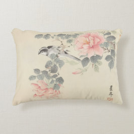 Zwart-wit vogeltje tussen roze bloemen     accent kussen