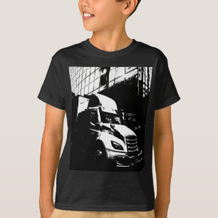 Zwart-wit vrachtwagen in stadsgezicht t-shirt