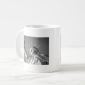 Zwart wit Vrijheidsbeeld Koffiemok (Voorkant links)