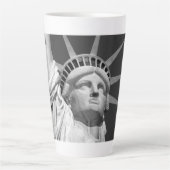 Zwart-wit Vrijheidsbeeld Latte Mok (Voorkant)