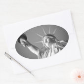 Zwart wit Vrijheidsbeeld Ovale Sticker (Envelop)