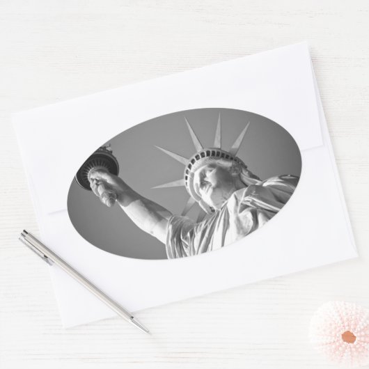 Zwart wit Vrijheidsbeeld Ovale Sticker (Envelop)