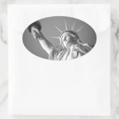 Zwart wit Vrijheidsbeeld Ovale Sticker (Tas)