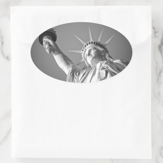 Zwart wit Vrijheidsbeeld Ovale Sticker (Tas)