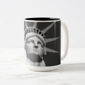 Zwart-wit Vrijheidsbeeld Tweekleurige Koffiemok (Voorkant rechts)