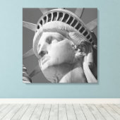 Zwart & Wit Vrijheidsbeeld Verpakt Canvas Afdruk (Insitu (Houten vloer))