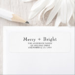 Zwart Wit Vrolijk Helder Kerstmis Retouradres Etiket<br><div class="desc">Een elegante en minimalistische typemachine met kerstadreslabels. Dat heeft zwart script van vrolijk & helder Met eenvoudige schone bewerkbare adreslabel met familienaam.</div>