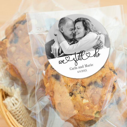 Zwart & Wit Wij doen nog steeds Huwelijksbelofte V Ronde Sticker