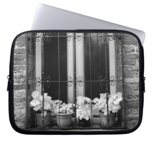 Zwart-wit zicht op raam en bloempotten laptop sleeve