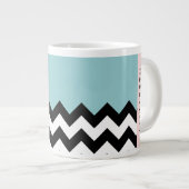 Zwart-wit Zigzag, Chevron, Blauw, Jouw naam Grote Koffiekop (Voorkant rechts)