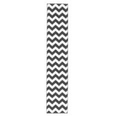 Zwart-wit Zigzag Chevron Patroon Medium Tafelloper (Voorkant)