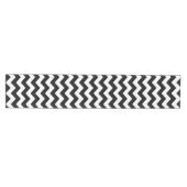 Zwart-wit Zigzag Chevron Patroon Medium Tafelloper (Horizontaal)