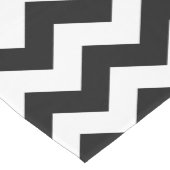 Zwart-wit Zigzag Chevron Patroon Medium Tafelloper (Hoek)