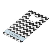 Zwart-wit Zigzag, Chevron Pattern, Jouw naam Creditkaart Flessenopener (Voorkant Gekanteld)