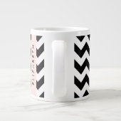 Zwart-wit Zigzag, Chevron Pattern, Jouw naam Grote Koffiekop (Achterkant)