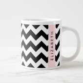 Zwart-wit Zigzag, Chevron Pattern, Jouw naam Grote Koffiekop (Rechts)