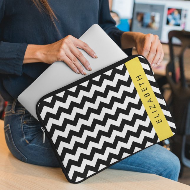 Zwart-wit Zigzag, Chevron Pattern, Jouw naam Laptop Sleeve (Creator heeft geüpload)