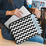 Zwart-wit Zigzag, Chevron Pattern, Jouw naam Laptop Sleeve<br><div class="desc">Elegant,  stijlvol en verfijnd zigzagpatroon (chevron) in zwarte en witte kleur. Moderne en trendy cadeau,  perfect voor de zigzag-minnaar in je leven. Personaliseer door jouw naam,  bijnaam,  monogram of initialen toe te voegen.</div>