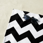 Zwart-wit Zigzag, Chevron Pattern, Jouw naam Strandlaken (In situ)