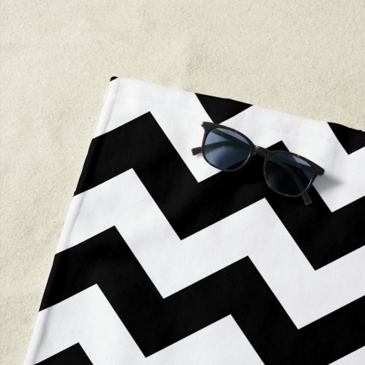 Zwart-wit Zigzag, Chevron Pattern, Jouw naam Strandlaken (In situ)