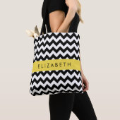Zwart-wit Zigzag, Chevron Pattern, Jouw naam Tote Bag (Dichtbij)