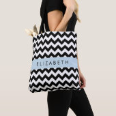 Zwart-wit Zigzag, Chevron Pattern, Jouw naam Tote Bag (Dichtbij)