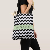 Zwart-wit Zigzag, Chevron Pattern, Jouw naam Tote Bag (Dichtbij)