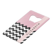 Zwart-wit Zigzag, Chevron, Roze, Jouw naam Creditkaart Flessenopener (Achterkant Gekanteld)