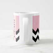 Zwart-wit Zigzag, Chevron, Roze, Jouw naam Grote Koffiekop (Achterkant)
