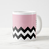Zwart-wit Zigzag, Chevron, Roze, Jouw naam Grote Koffiekop (Voorkant rechts)
