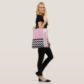 Zwart-wit Zigzag, Chevron, Roze, Jouw naam Tote Bag (Op model)