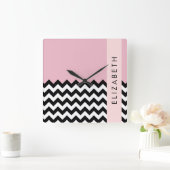 Zwart-wit Zigzag, Chevron, Roze, Jouw naam Vierkante Klok (Huis)