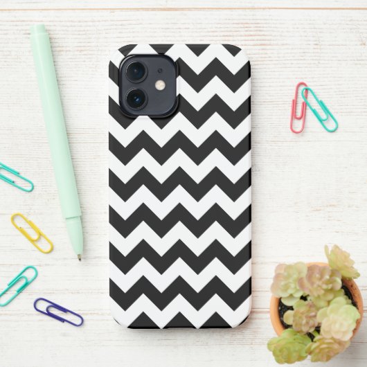 Zwart-wit zigzag patroon, Chevron Pattern iPhone Hoesje (Op bureau)