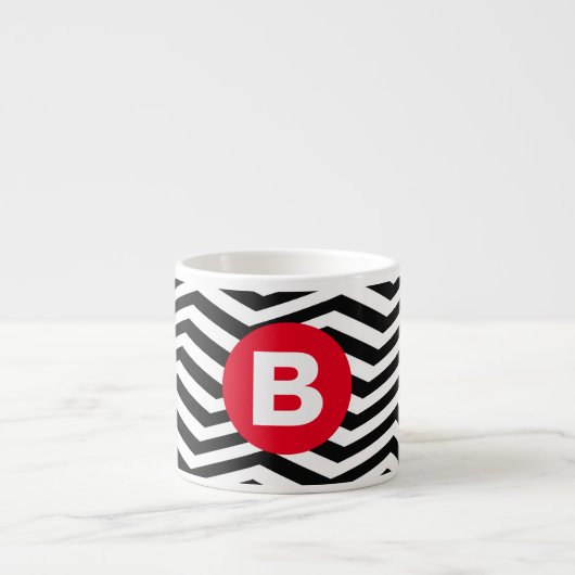 Zwart-wit zigzagpatroon met rode monogram espresso kop (Voorkant)