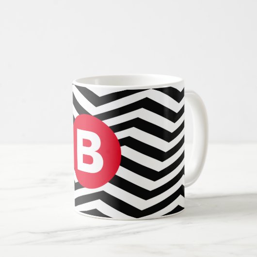 Zwart-wit zigzagpatroon met rode monogram koffiemok (Voorkant rechts)