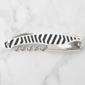 Zwart-wit zigzagpatroon met rode monogram kurkentrekker (Achterkant)