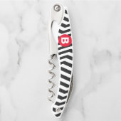 Zwart-wit zigzagpatroon met rode monogram kurkentrekker (Voorkant)