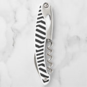 Zwart-wit zigzagpatroon met rode monogram kurkentrekker (Achterkant)