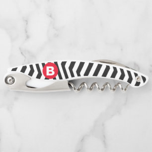 Zwart-wit zigzagpatroon met rode monogram kurkentrekker
