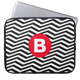 Zwart-wit zigzagpatroon met rode monogram laptop sleeve