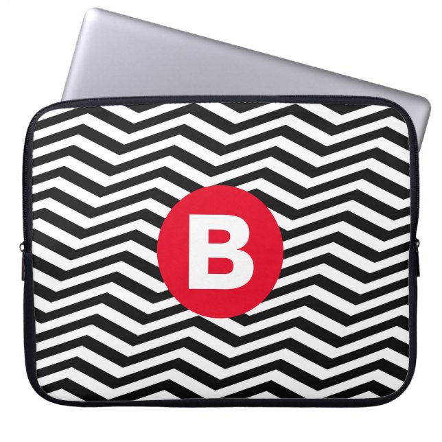 Zwart-wit zigzagpatroon met rode monogram laptop sleeve (Voorkant)