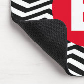 Zwart-wit zigzagpatroon met rode monogram muismat (Hoek)