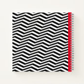 Zwart-wit zigzagpatroon met rode monogram notitieboek (Achterkant)